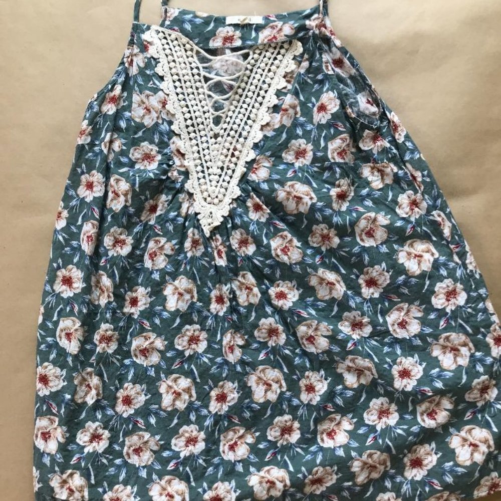 Easel Top crochet trim